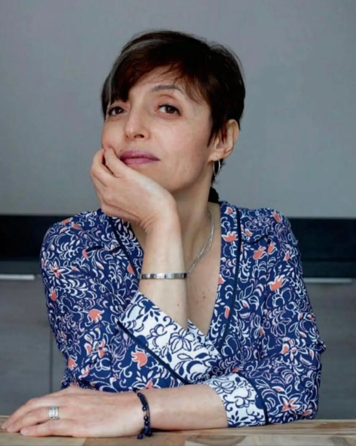 Nawel Beloucif, praticienne, assise, le menton posé sur la main